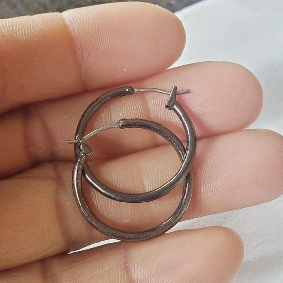 Gorgeous Collectible Dark Tone Hoop  Earrings. 🌴 - Picture 7 of 7